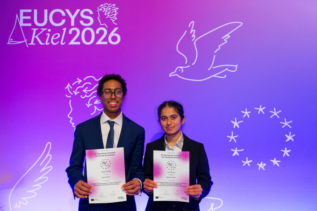 Deux jeunes scientifiques canadiens posent avec leurs certificats lors du Concours de l’Union européenne pour les jeunes scientifiques 2026 à Kiel.